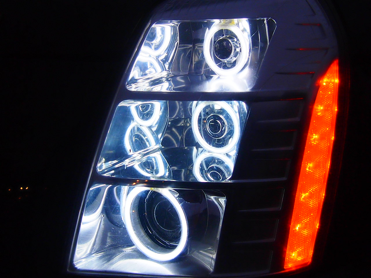 тюнинг фар Cadillac Escalade с установкой ангельских глазок